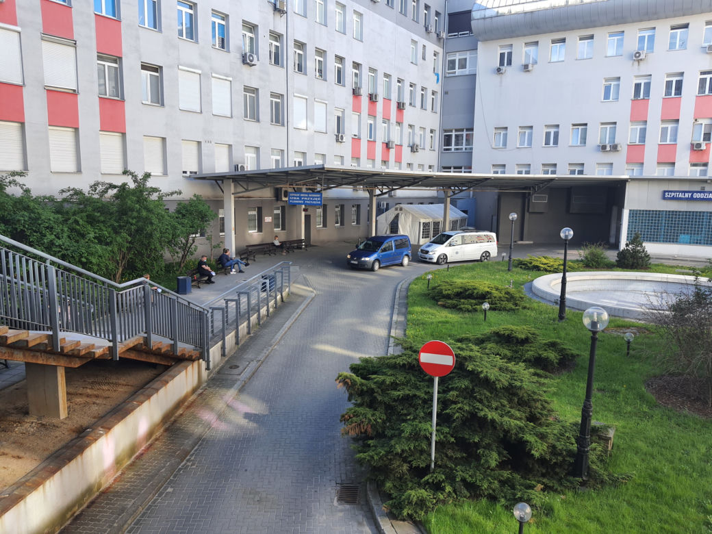 Trafił do szpitala na Szaserów i nie wiedzą, kim jest. Policja apeluje o pomoc 