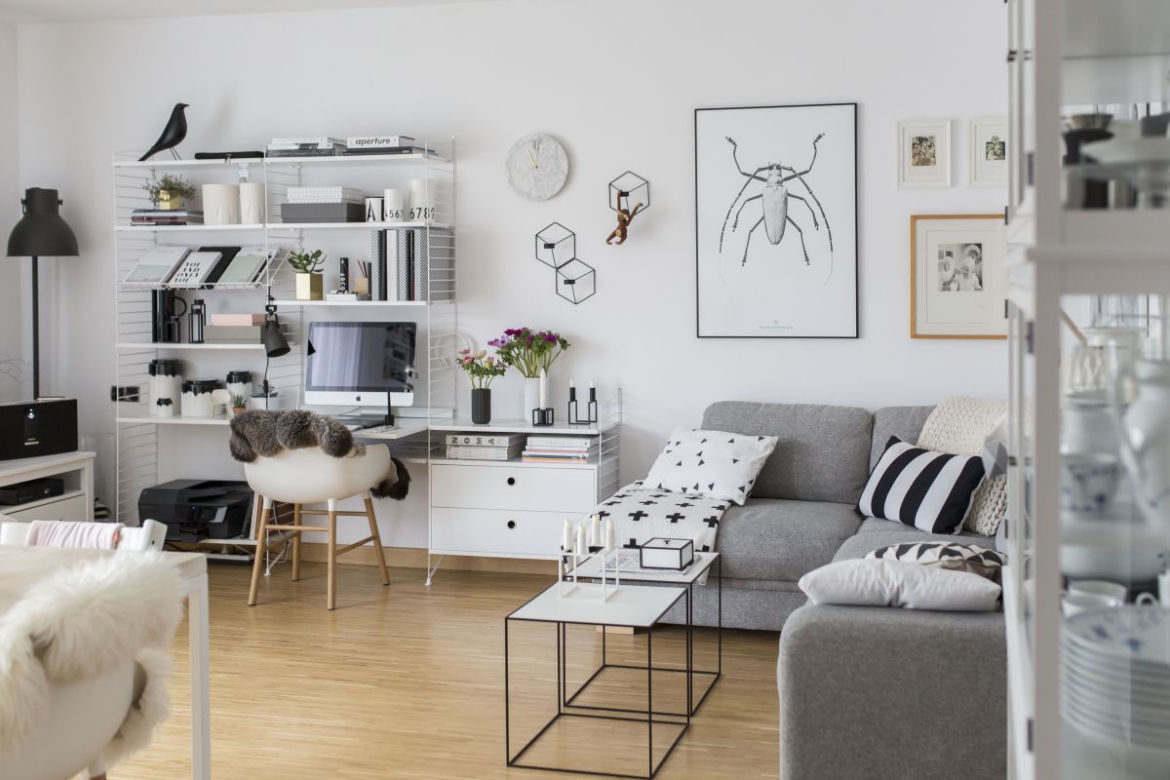 Salon w skandynawskim stylu z dużą ilością grafik