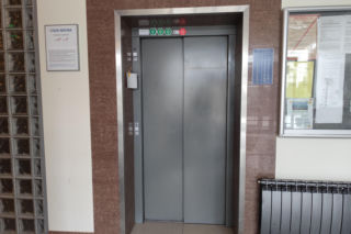 Zerwała się winda z pasażerem