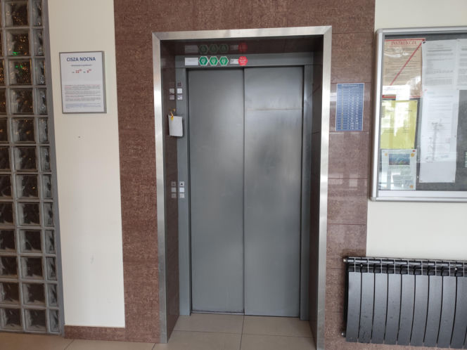 Zerwała się winda z pasażerem