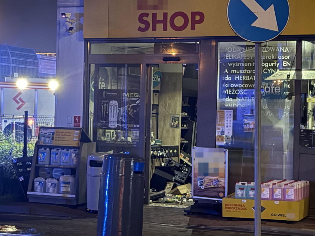 Groźny wypadek w Warszawie. Autem wjechał w stację paliw