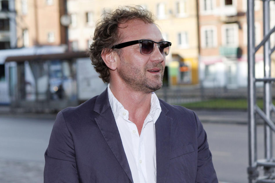 Tak na początku kariery wyglądał Andrzej Chyra. Dziś trudno go rozpoznać na starych zdjęciach