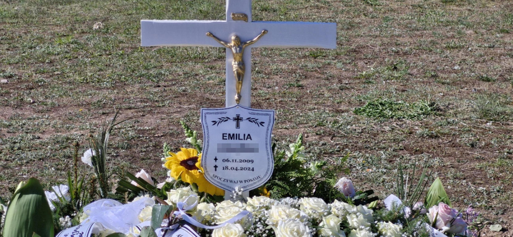Kwiaty, znicze, pluszaki, łzy. Tak rodzina i znajomi żegnali zmarłą tragicznie Emilię z Bydgoszczy. 