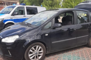 Gniezno: 15-miesięczna dziewczynka zatrzaśnięta w samochodzie! Podjęto radykalne kroki