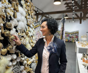 Najpiękniejsze bombki świata powstają w Staszowie. 17 tysięcy wyjątkowych wzorów i świąteczne trendy prosto ze Świętokrzyskiego