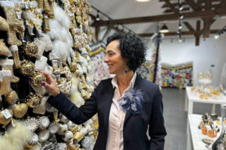 Najpiękniejsze bombki świata powstają w Staszowie. 17 tysięcy wyjątkowych wzorów i świąteczne trendy prosto ze Świętokrzyskiego