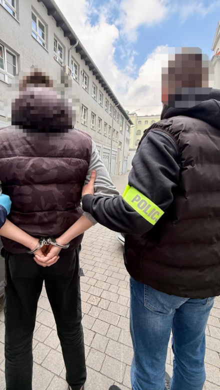 19-latek z Gdańska wybił szybę w kwiatomacie, ukradł dwa bukiety i wręczył je dziewczynom