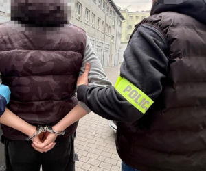 19-latek z Gdańska wybił szybę w kwiatomacie, ukradł dwa bukiety i wręczył je dziewczynom