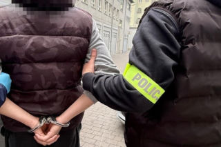 19-latek z Gdańska wybił szybę w kwiatomacie, ukradł dwa bukiety i wręczył je dziewczynom