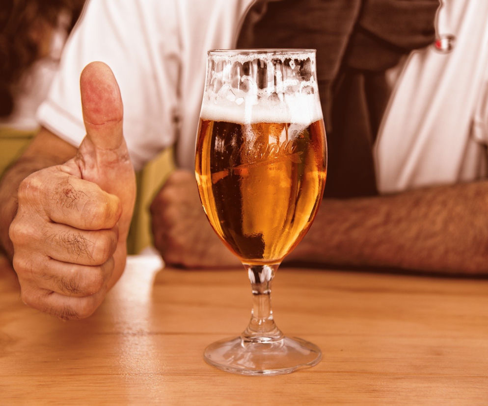 Szampan, piwo, wódka, a może drink? Jak szybko pozbędziemy się alkoholu po ich wypiciu? [KALKULATOR PROMILI]
