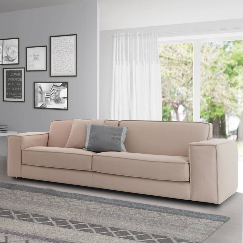 Jasna sofa w salonie