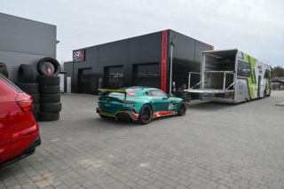 Aston Martin GT3 i GT4 w pracowni w  Ługwałdzie pod Olsztynem