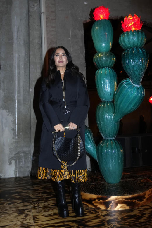 Salma Hayek pokazała niepublikowane zdjęcia ze ślubu. Tak wyglądała 15 lat temu. Wow!