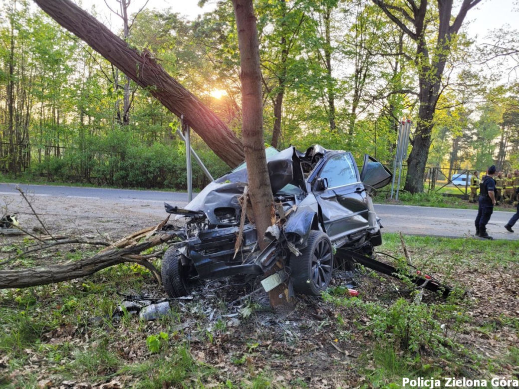 BMW owinęło się wokół drzewa. Koszmarny wypadek w Zielonej Górze