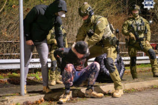  Rozbili gang pseudokibiców na Śląsku! Mieli zarabiać krocie na przemycie ludzi i narkotyków