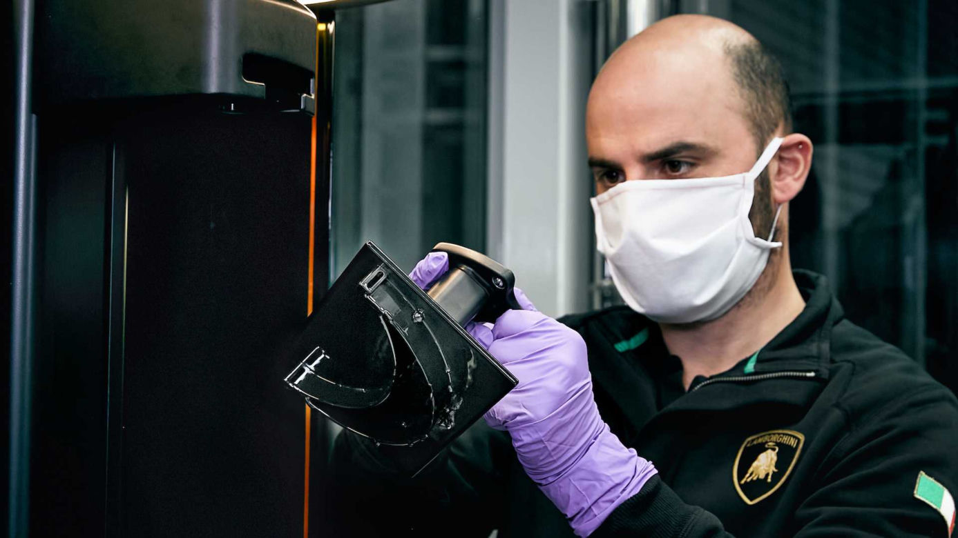 Lamborghini produkuje maseczki ochronne i przyłbice