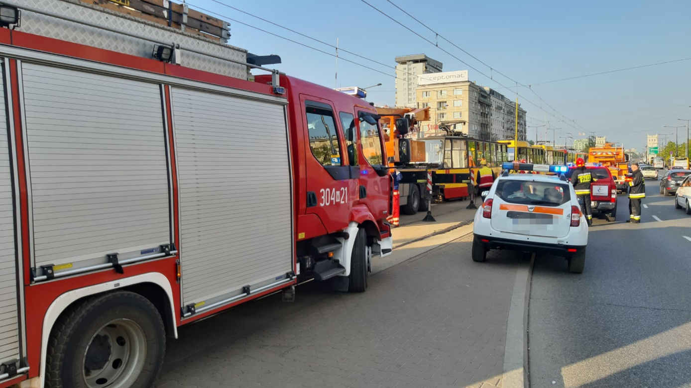  Poważny wypadek w centrum Warszawy! Piesza wpadła pod tramwaj