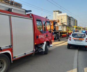  Poważny wypadek w centrum Warszawy! Piesza wpadła pod tramwaj