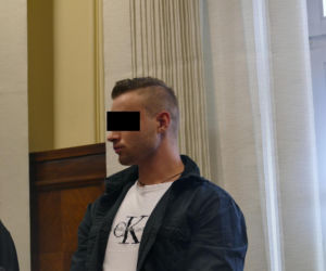 Wypchnął Olę z okna, bo nie chciała do niego wrócić. Drzewa uratowały jej życie