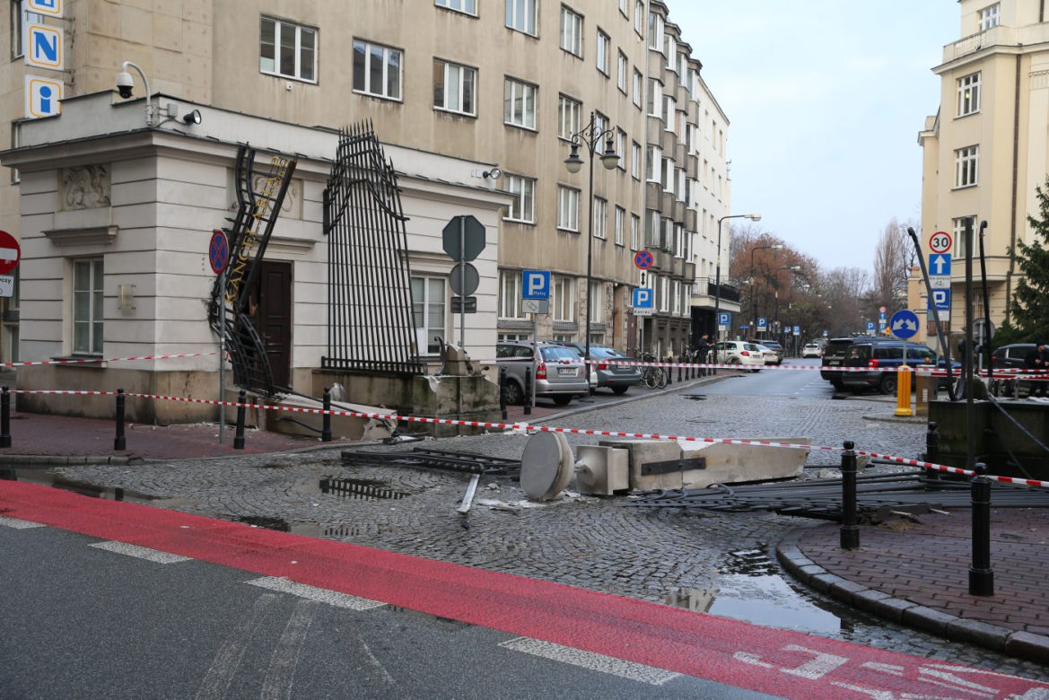 Ciężarówka zniszczyła zabytkową bramę wjazdową na teren Kancelarii Prezydenta