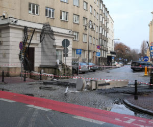 Ciężarówka zniszczyła zabytkową bramę wjazdową na teren Kancelarii Prezydenta