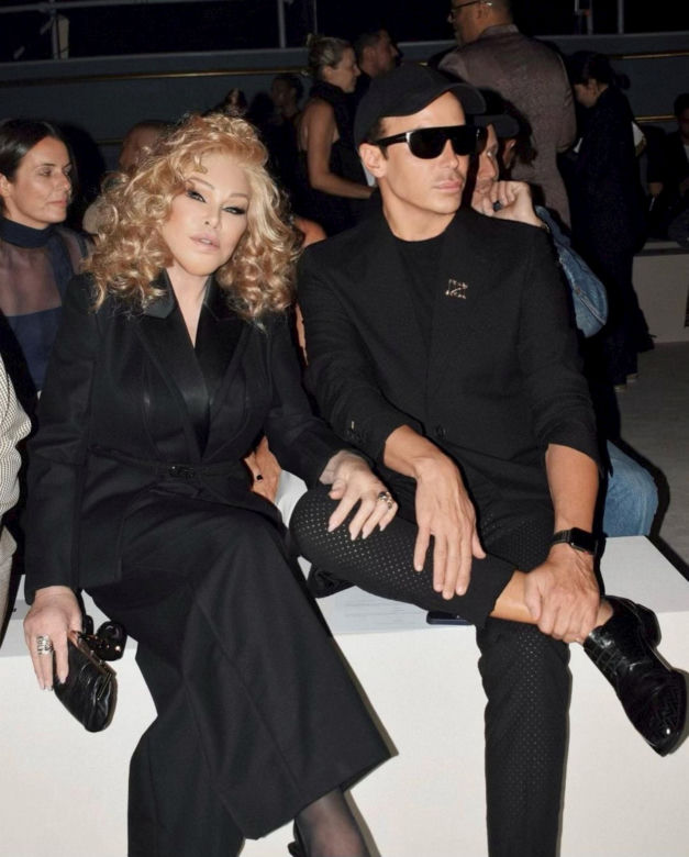 Kobieta kot szokuje na Instagramie! Jocelyn Wildestein zrobiła retusz wszech czasów 