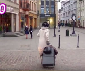 Tu trafisz na mistyczną kobietę z walizką