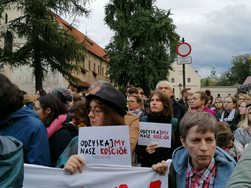 Protest przed krakowską kurią