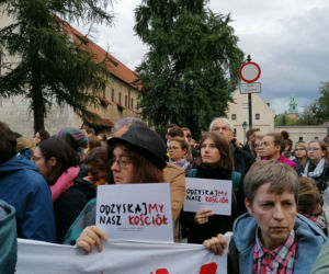 Protest przed krakowską kurią