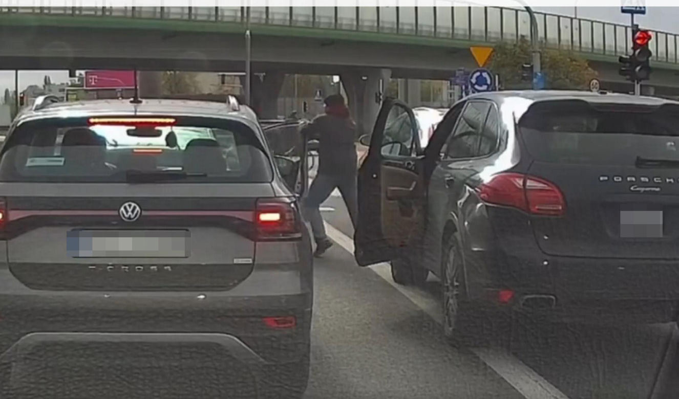 Kierowca Porsche zaatakował starszą kobietę. Chwilę potem uciekł spod świateł
