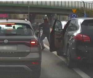 Kierowca Porsche zaatakował starszą kobietę. Chwilę potem uciekł spod świateł
