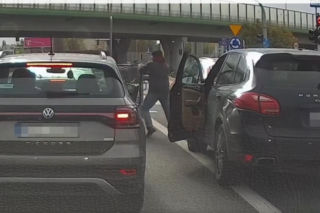 Kierowca Porsche zaatakował starszą kobietę. Chwilę potem uciekł spod świateł