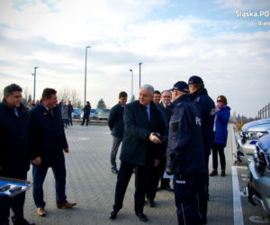 7 nieoznakowanych aut i 3 oznakowane pick-upy. Bielska policja ma 10 nowych radiowozów