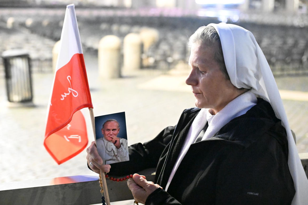 Zło dobrem zwyciężaj. Setki osób czuwały w Watykanie w rocznicę wyboru Jana Pawła II