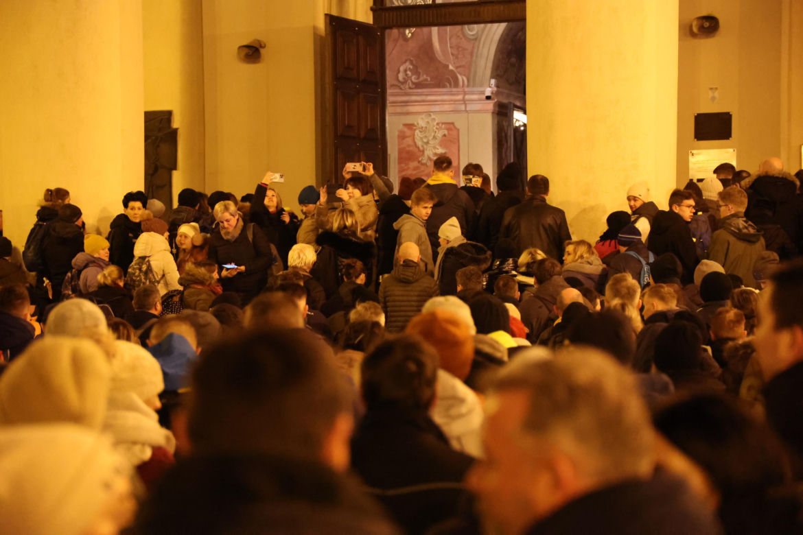 Kilka tysięcy osób w piątkowy wieczór wyruszyło z Lublina w 10. Ekstremalną Drogę Krzyżową