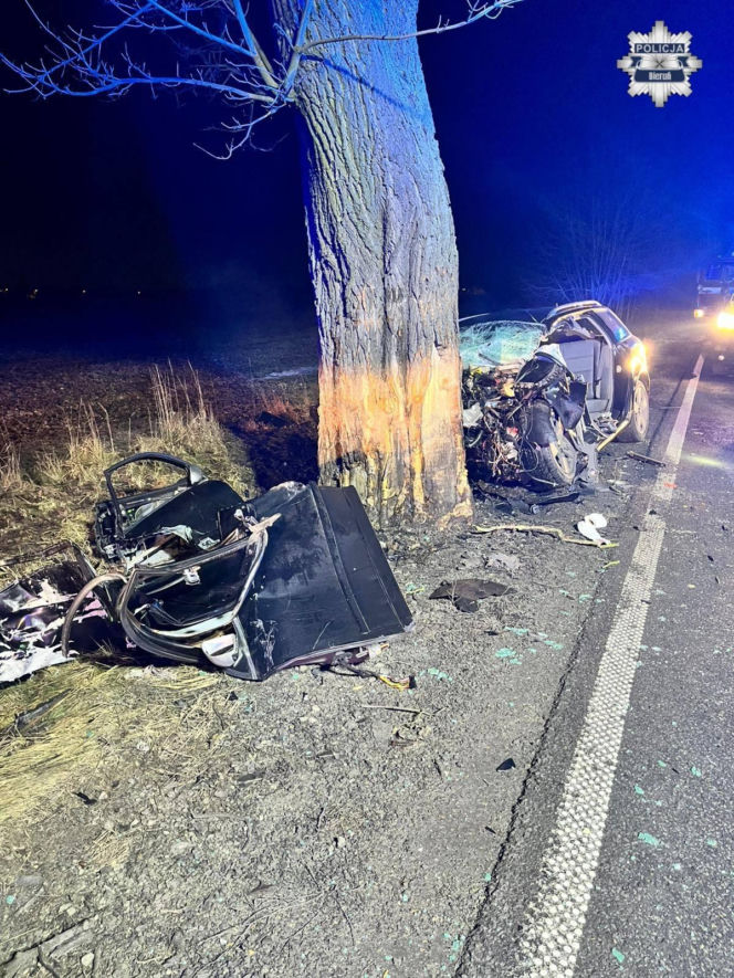 Potworny wypadek! Audi uderzył w drzewo, nie żyje 38-latek