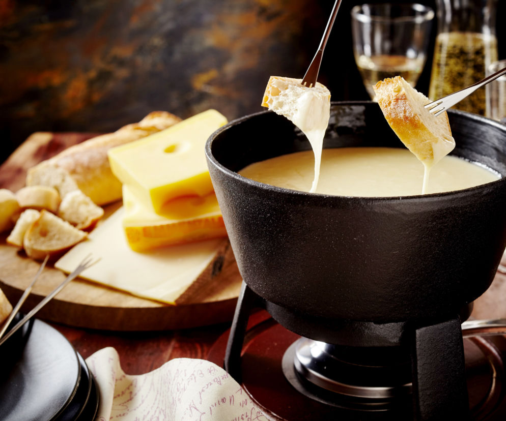 Fondue serowe. Jak przygotować dodatki do fondue serowego?