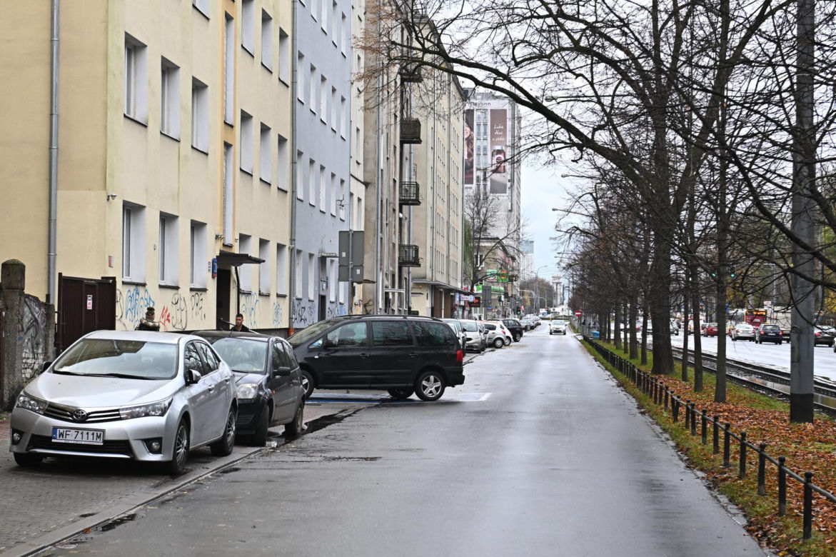 Na al. Waszyngtona parkowanie tylko równoległe. Mieszkańcy są wściekli na zmiany wprowadzane przez drogowców 