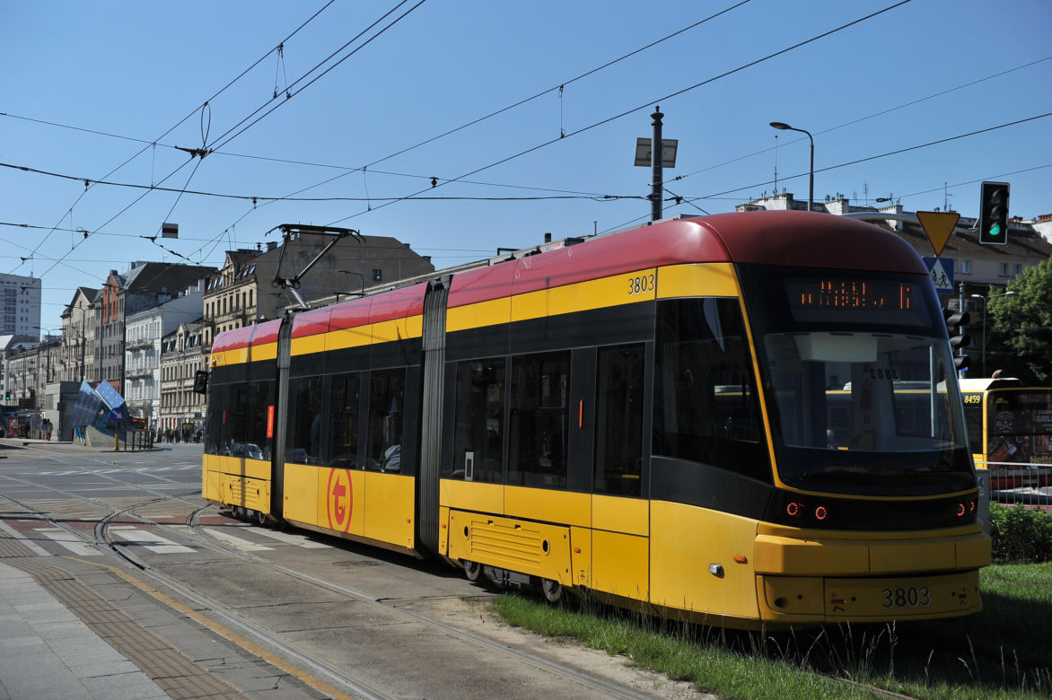 Pasażerowie gniotą się w "szóstce". Skandaliczne warunki w tramwajach na Pradze
