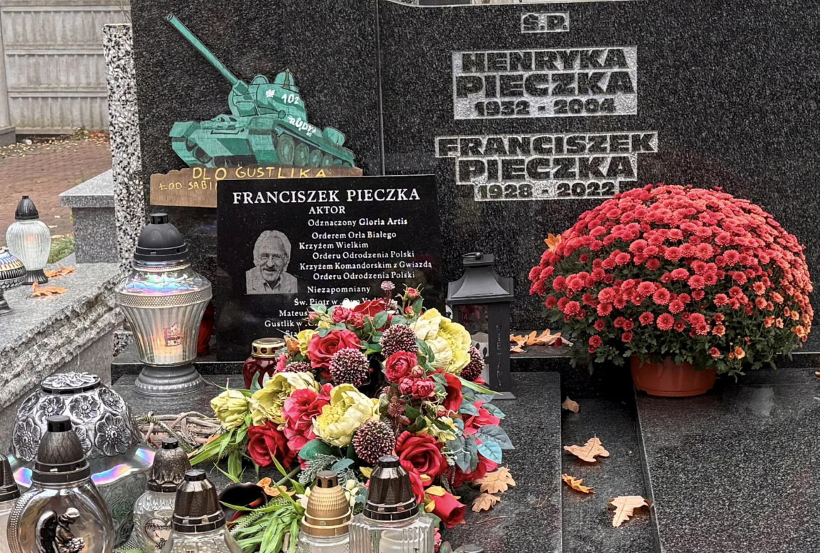 Fani „Rancza” od razu go rozpoznają. Niezwykły detal na grobie Franciszka Pieczki