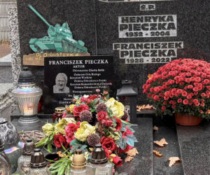 Fani „Rancza” od razu go rozpoznają. Niezwykły detal na grobie Franciszka Pieczki