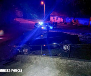 Audi A6 uderzyło w mur i zawisło na barierce przy schodach