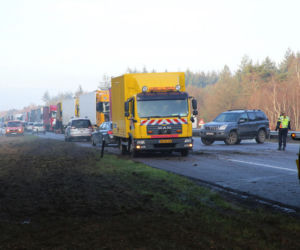 Przewrócony TIR na autostradzie