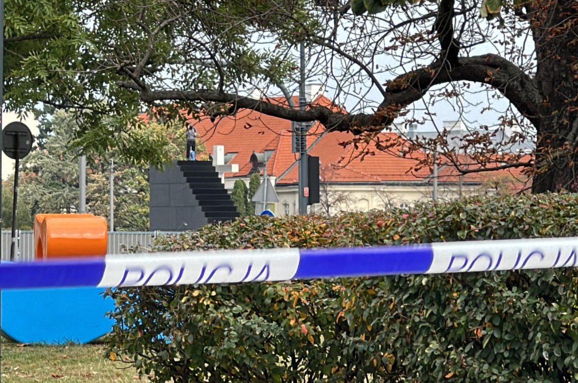 Pilna ewakuacja w centrum. Mężczyzna wszedł na pomnik smoleński i grozi wysadzeniem