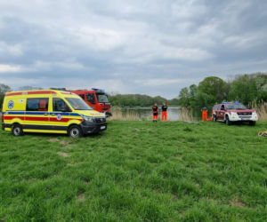 Zakuli go w kajdanki, ale im uciekł. Skuty 27-latek dał nura do jeziora