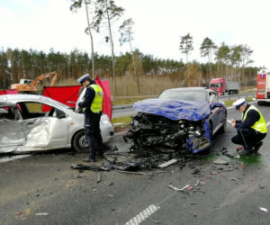 Tragiczny wypadek we Wieszkach w powiecie nakielskim. Kierowca nie żyje 