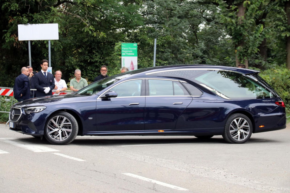 Prywatne uroczystości żałobne Giorgio Armaniego w rodzinnych stronach projektanta