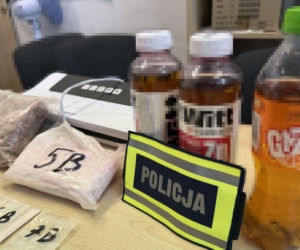 Policjanci z Torunia zabezpieczyli kilogramy narkotyków. 22-letnia kobieta i dwóch 41-latków w kajdankach