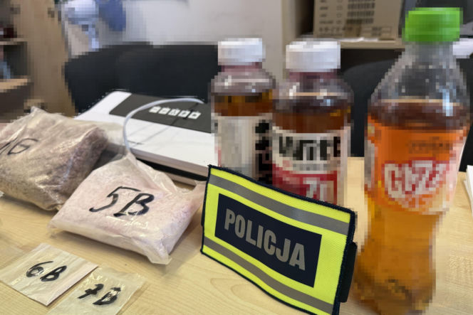 Policjanci z Torunia zabezpieczyli kilogramy narkotyków. 22-letnia kobieta i dwóch 41-latków w kajdankach