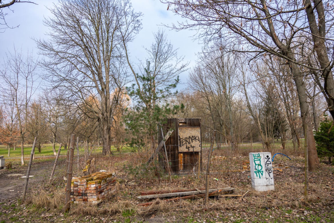 Rozebrane domki fińskie na Polu Mokotowskim w Warszawie